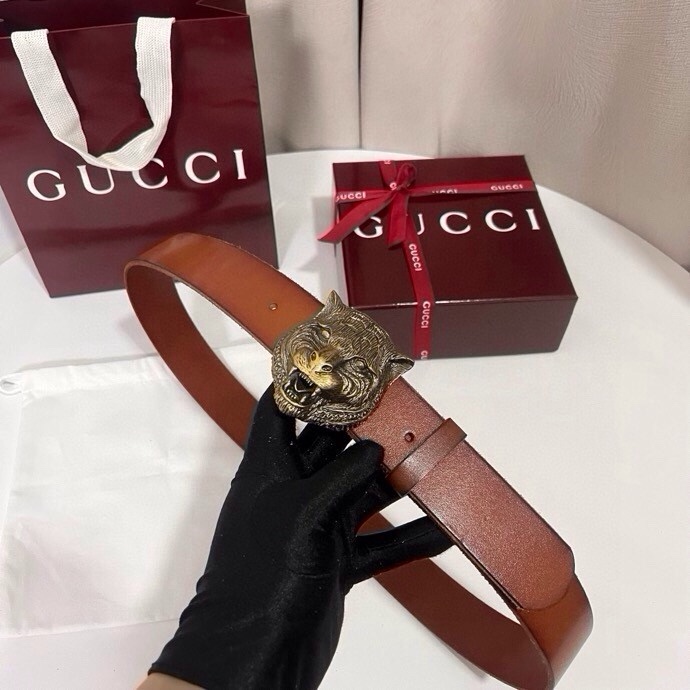 古奇 虎仍然是古驰（Gucci）的独特标志。虎形图案在Double G搭扣上形成一个G形，其灵感来自70