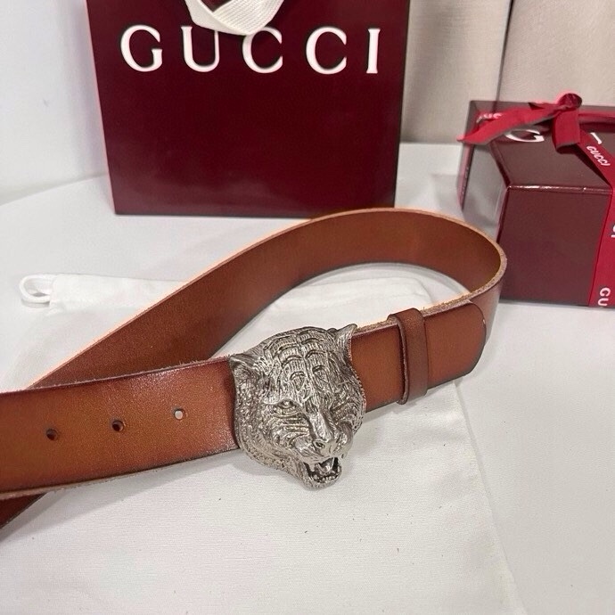 古奇 虎仍然是古驰（Gucci）的独特标志。虎形图案在Double G搭扣上形成一个G形，其灵感来自70