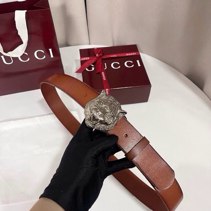 古奇 虎仍然是古驰（Gucci）的独特标志。虎形图案在Double G搭扣上形成一个G形，其灵感来自70