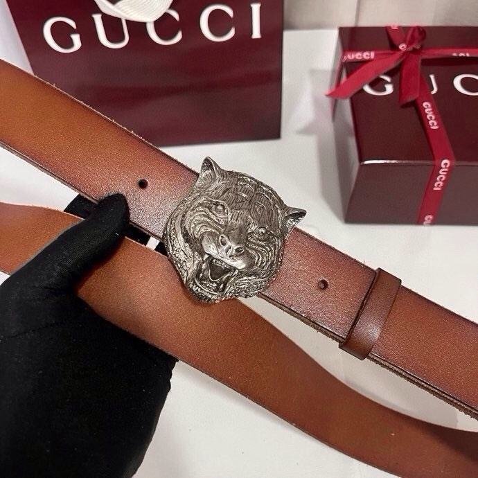 古奇 虎仍然是古驰（Gucci）的独特标志。虎形图案在Double G搭扣上形成一个G形，其灵感来自70