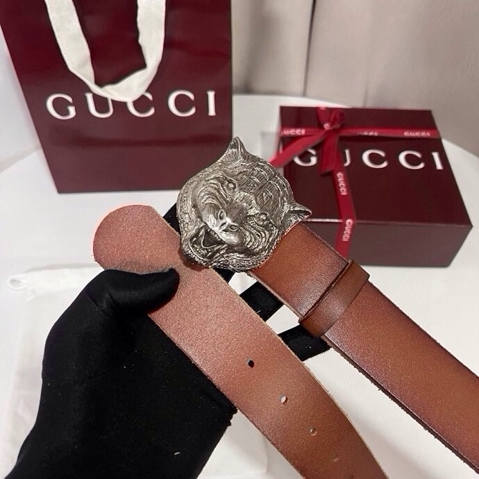 古奇 虎仍然是古驰（Gucci）的独特标志。虎形图案在Double G搭扣上形成一个G形，其灵感来自70