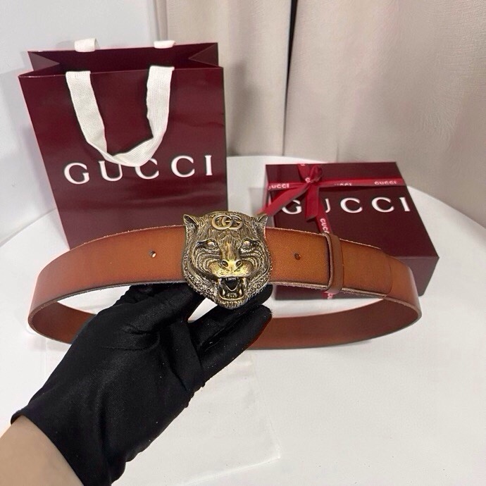 古奇 虎仍然是古驰（Gucci）的独特标志。虎形图案在Double G搭扣上形成一个G形，其灵感来自70