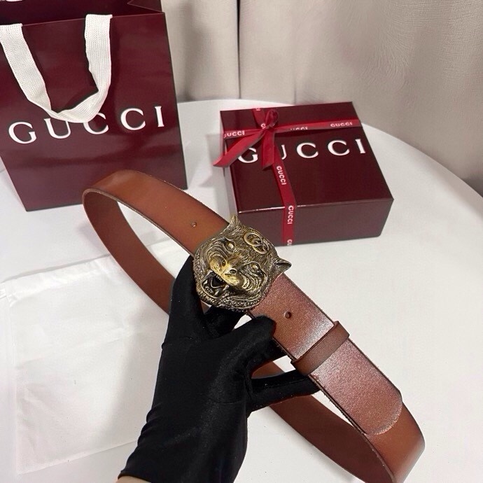 古奇 虎仍然是古驰（Gucci）的独特标志。虎形图案在Double G搭扣上形成一个G形，其灵感来自70