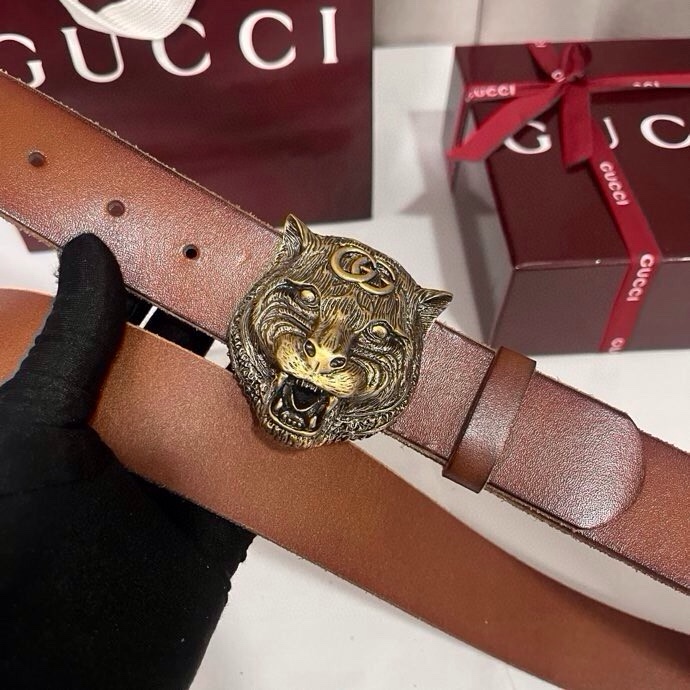 古奇 虎仍然是古驰（Gucci）的独特标志。虎形图案在Double G搭扣上形成一个G形，其灵感来自70