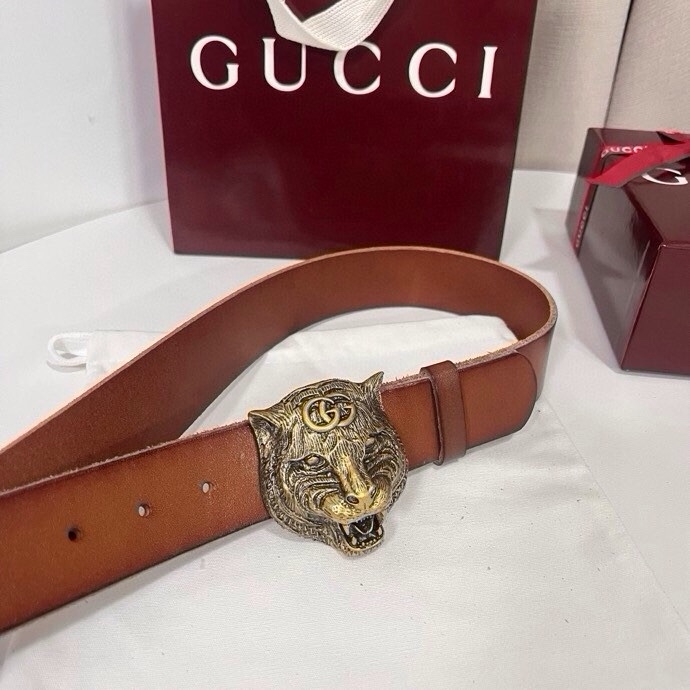 古奇 虎仍然是古驰（Gucci）的独特标志。虎形图案在Double G搭扣上形成一个G形，其灵感来自70