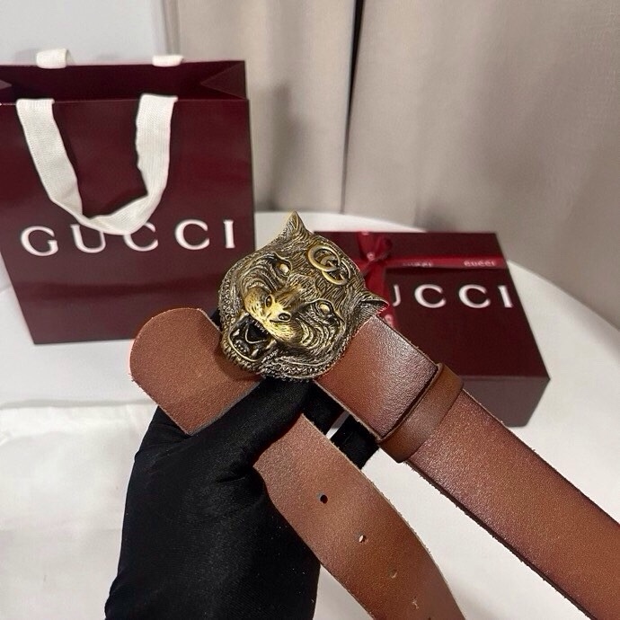 古奇 虎仍然是古驰（Gucci）的独特标志。虎形图案在Double G搭扣上形成一个G形，其灵感来自70