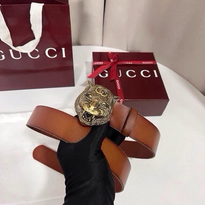 古奇 虎仍然是古驰（Gucci）的独特标志。虎形图案在Double G搭扣上形成一个G形，其灵感来自70