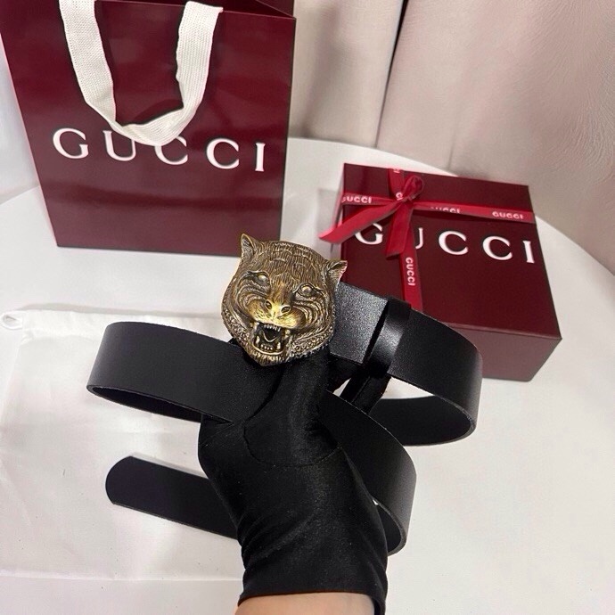 古奇 虎仍然是古驰（Gucci）的独特标志。虎形图案在Double G搭扣上形成一个G形，其灵感来自70