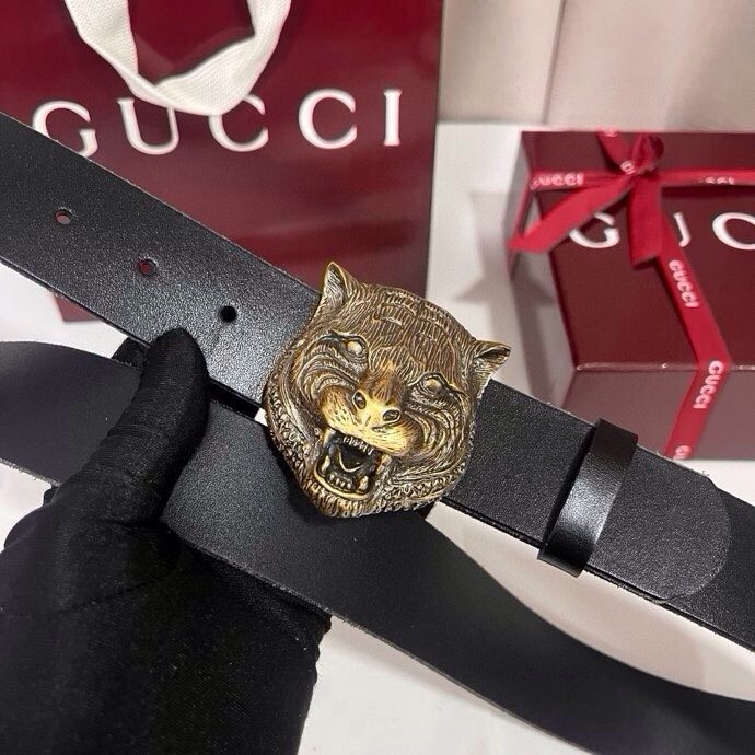 古奇 虎仍然是古驰（Gucci）的独特标志。虎形图案在Double G搭扣上形成一个G形，其灵感来自70