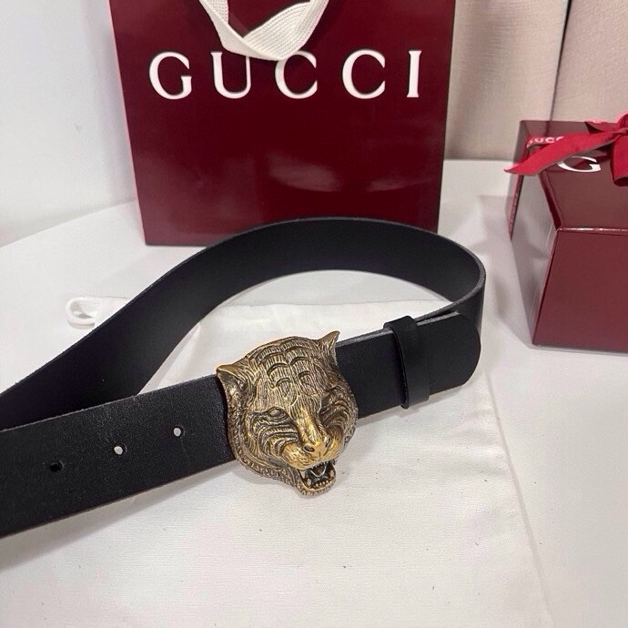 古奇 虎仍然是古驰（Gucci）的独特标志。虎形图案在Double G搭扣上形成一个G形，其灵感来自70