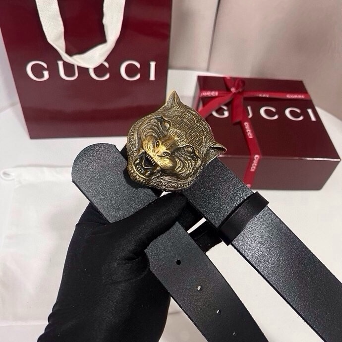 古奇 虎仍然是古驰（Gucci）的独特标志。虎形图案在Double G搭扣上形成一个G形，其灵感来自70