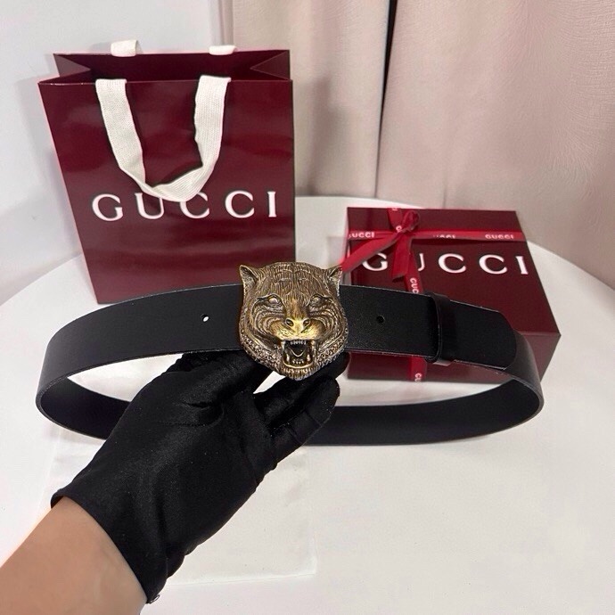 古奇 虎仍然是古驰（Gucci）的独特标志。虎形图案在Double G搭扣上形成一个G形，其灵感来自70