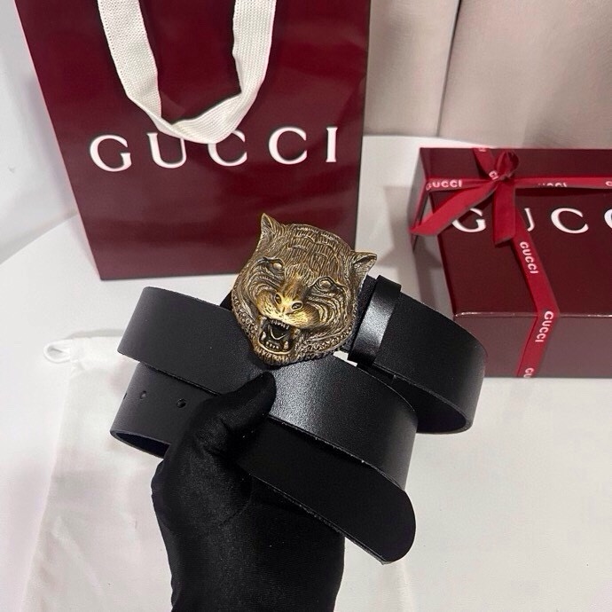 古奇 虎仍然是古驰（Gucci）的独特标志。虎形图案在Double G搭扣上形成一个G形，其灵感来自70