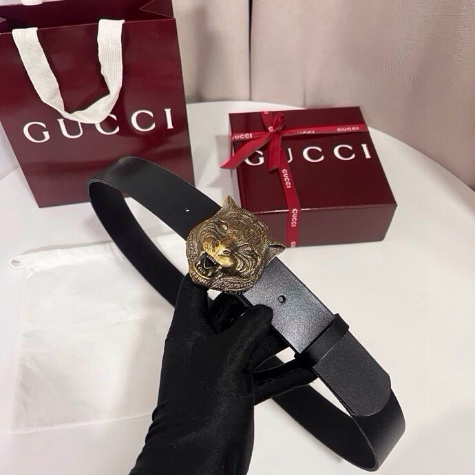 古奇 虎仍然是古驰（Gucci）的独特标志。虎形图案在Double G搭扣上形成一个G形，其灵感来自70