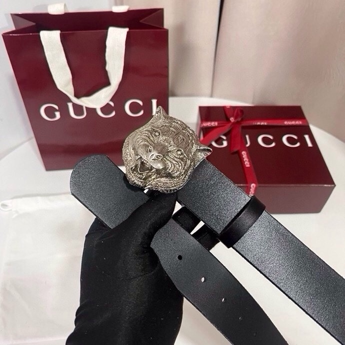 古奇 虎仍然是古驰（Gucci）的独特标志。虎形图案在Double G搭扣上形成一个G形，其灵感来自70