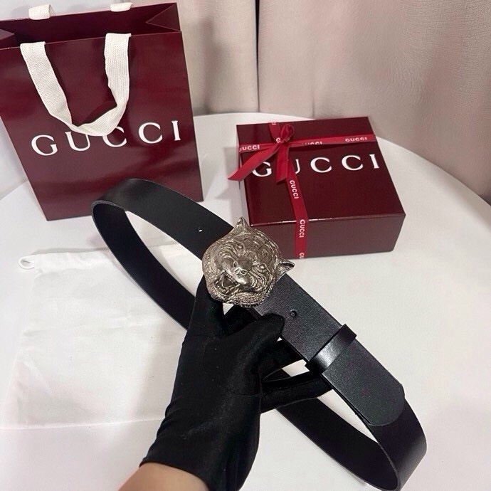 古奇 虎仍然是古驰（Gucci）的独特标志。虎形图案在Double G搭扣上形成一个G形，其灵感来自70