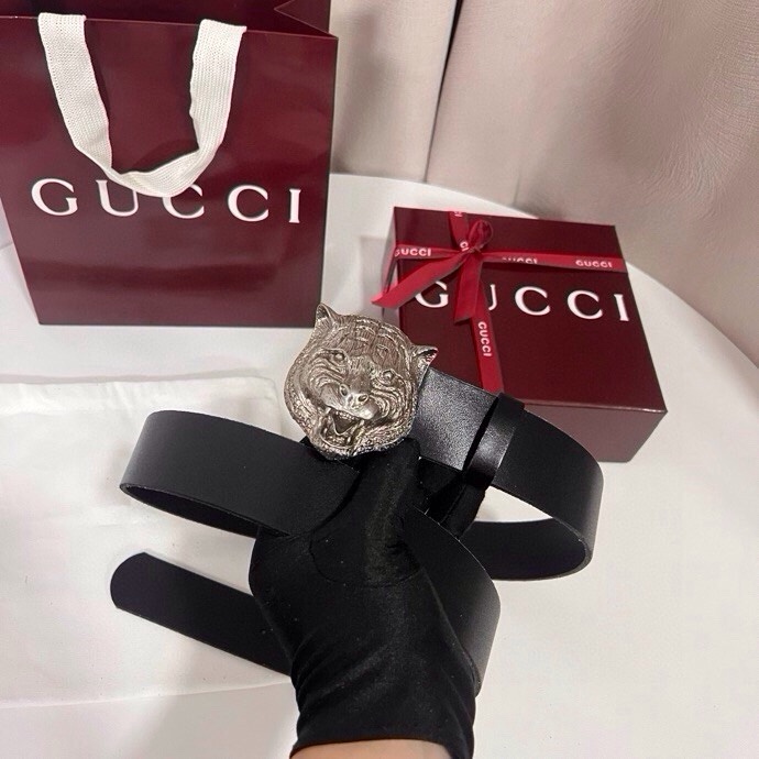 古奇 虎仍然是古驰（Gucci）的独特标志。虎形图案在Double G搭扣上形成一个G形，其灵感来自70