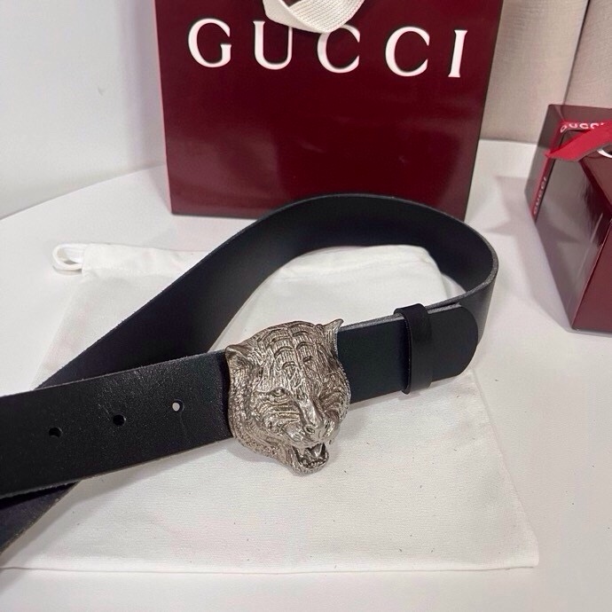 古奇 虎仍然是古驰（Gucci）的独特标志。虎形图案在Double G搭扣上形成一个G形，其灵感来自70