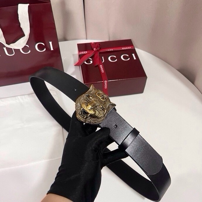 古奇 虎仍然是古驰（Gucci）的独特标志。虎形图案在Double G搭扣上形成一个G形，其灵感来自70