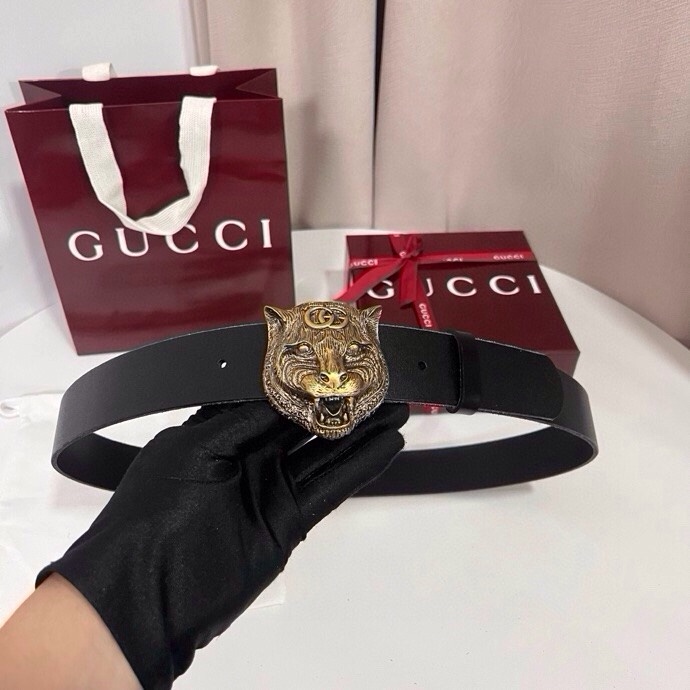 古奇 虎仍然是古驰（Gucci）的独特标志。虎形图案在Double G搭扣上形成一个G形，其灵感来自70