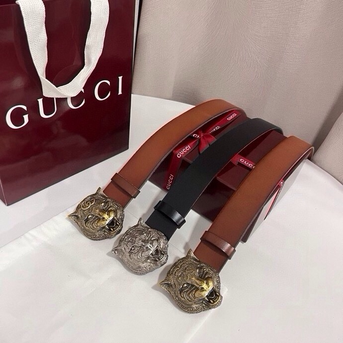古奇 虎仍然是古驰（Gucci）的独特标志。虎形图案在Double G搭扣上形成一个G形，其灵感来自70