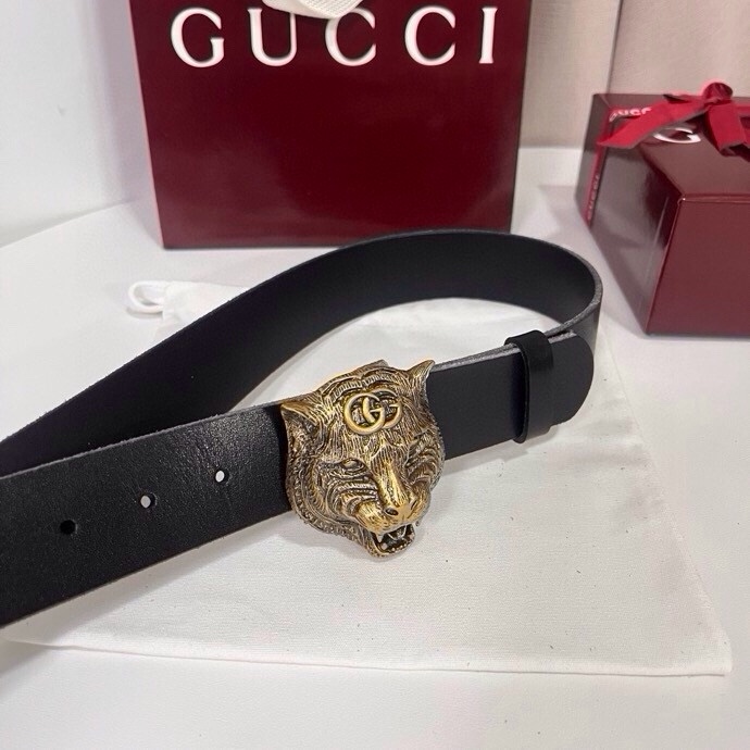 古奇 虎仍然是古驰（Gucci）的独特标志。虎形图案在Double G搭扣上形成一个G形，其灵感来自70