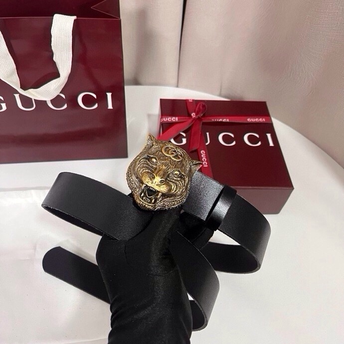古奇 虎仍然是古驰（Gucci）的独特标志。虎形图案在Double G搭扣上形成一个G形，其灵感来自70