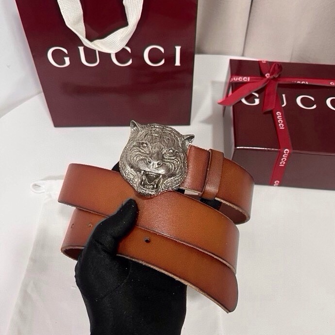 古奇 虎仍然是古驰（Gucci）的独特标志。虎形图案在Double G搭扣上形成一个G形，其灵感来自70