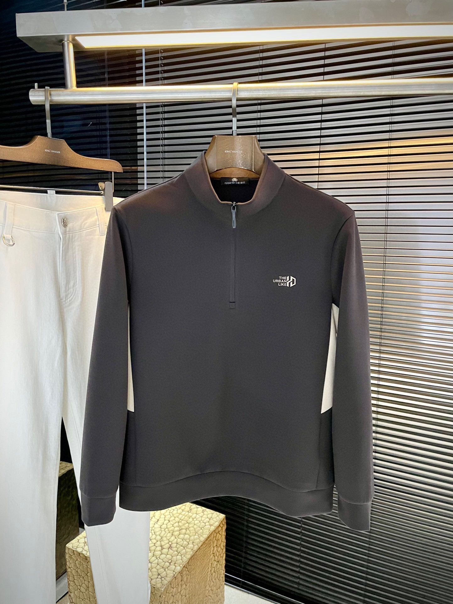 NO:648525,P Cavalli - (Cavali) new autumn style, the latest sweatshirt in the store. The original version is casual and versatile, with a casual and lazy style. Customized original polyester fiber fabric, which is extremely comfortable. High-end atmosphere, does it have the taste of autumn, the first choice. Size M-3XL purchasing level...,, hoodie, sweatshirts, alexander wang19860909P  Cavalli-（卡瓦利）秋季新款,专柜最新卫衣 原版版型上身休闲百搭、随性慵懒范,定制原版聚脂纤维面料,舒适感爆棚.高端大气,秋天的味道有没有,首选 .码数 M-3XL 代购级别……,,hoodie,sweatshirts,alexander wang,Men's clothing