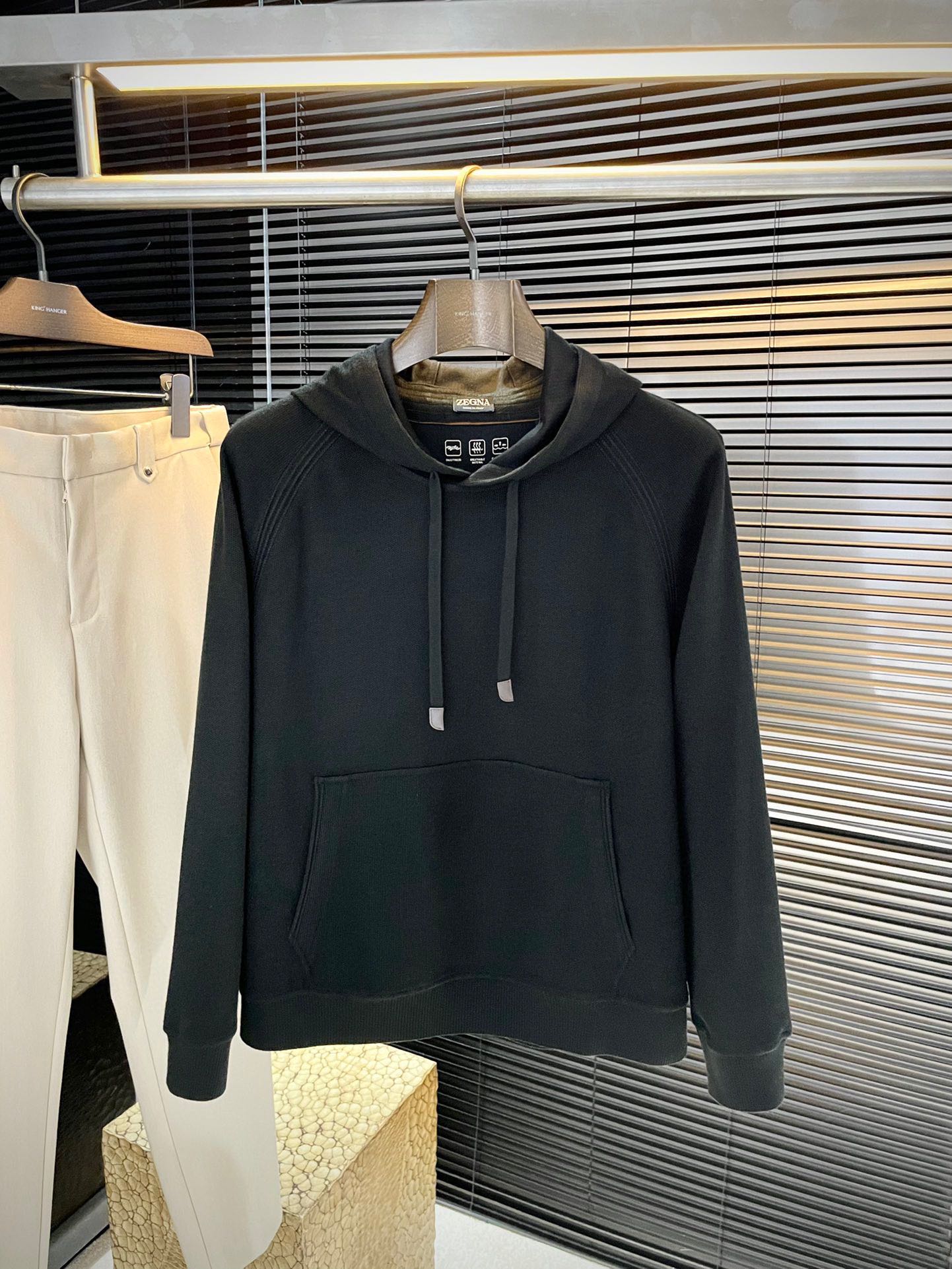 NO:648529,P Z Zegn (Zegna) new autumn style, the latest sweatshirt in the counter. The original version is casual and versatile, with a casual and lazy style. Customized original sheep wool acrylic fabric, which is extremely comfortable. High-end atmosphere, does it have the taste of autumn, the first choice. Size M-3XL purchasing level...,,zegna,hoodie,sweatshirts,alexander wang19860909P  Z Zegn（杰尼亚）秋季新款,专柜最新卫衣 原版版型上身休闲百搭、随性慵懒范,定制原版绵羊毛腈纶面料,舒适感爆棚.高端大气,秋天的味道有没有,首选 .码数 M-3XL 代购级别……,,zegna,hoodie,sweatshirts,alexander wang,Men's clothing