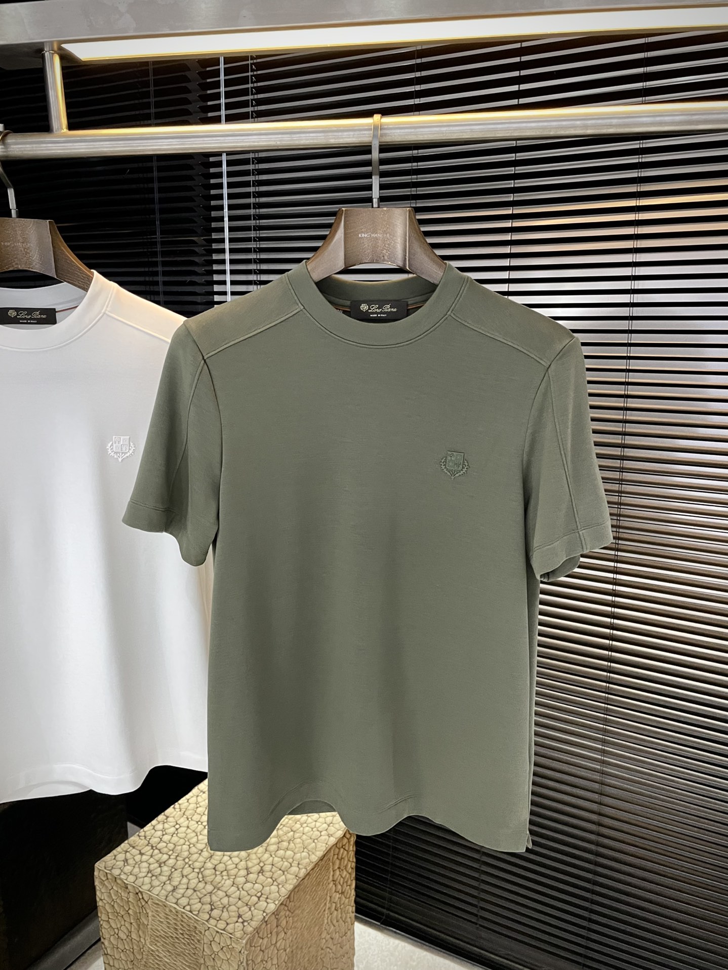 NO:648536,P LP (Nuoyou Panya) VIP advanced customization New autumn short-sleeved bottoming Versatile style Anyone can easily control the fabric Fully customized craftsmanship High-count custom modal fabric The fabric feels soft, the upper body is comfortable and soft The simple style is very classy, ​​simple and stylish, the tailoring is slim-fitting It is very refined, shows aura, and will highlight the sophistication of business men!  Sizes M-3XL next day shipping,,loro piana,T-shirt,alexander wang19860909P  LP（诺悠翩雅）VIP高级定制 秋季新款短袖打底 百搭款式 任何人都可以轻松驾驭 面料全订制工艺 高支定制莫代尔面料 面料手感柔软,上身舒适柔软 简约的款式非常显档次,简约个性时尚,版型剪裁属于修身款 非常精致,显气场,又会凸显商务男士的精致！尺码 M-3XL 隔天出货,,loro piana,T-shirt,alexander wang,Men's clothing