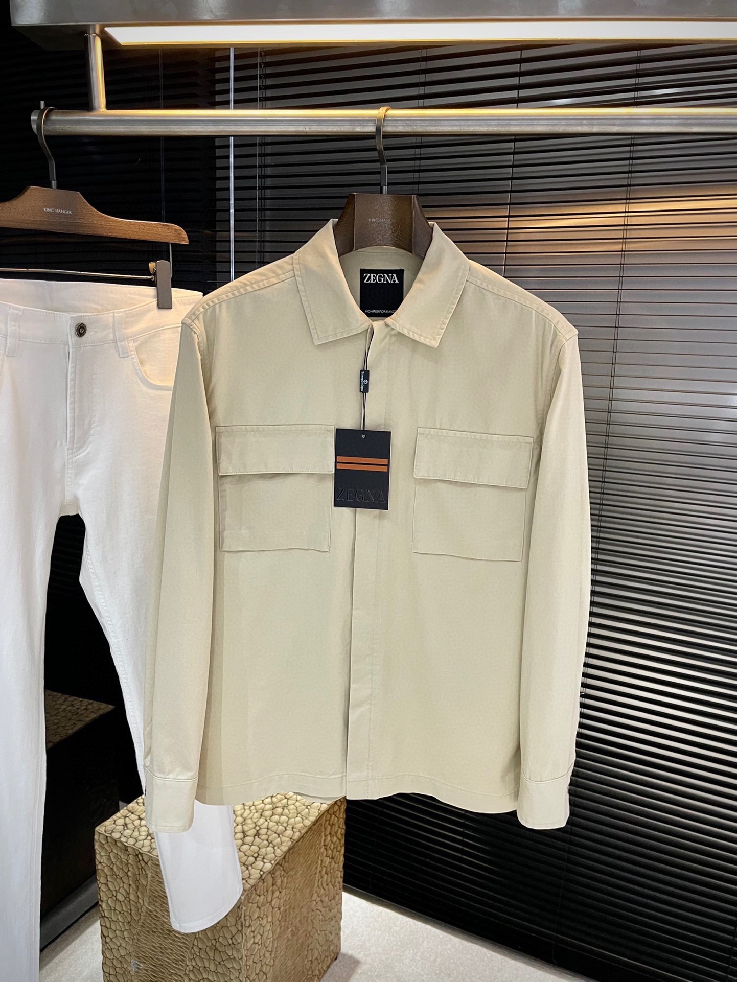 NO:648541,P Z Zegn (Emenia Ermenegildo Zegna) new autumn products, the same style as the stars, while reinterpreting classic elements, the latest trend accessories are favored by fashion people. The simple style makes you more personalized, and the cotton fabric shows the elegant gentleman style. The special shirt fabric presents you with a different high-end shirt. It is soft and skin-friendly, feels smooth and delicate, and is straight when worn. The tailoring is a casual and absolutely crisp and handsome style!  It is a loose style and is a good choice for everyday or business occasions. It is high-quality and is perfect for business and casual wear!  Size 48-56,,zegna,shirts,alexander wang19860909P  Z Zegn（杰尼亚）秋季新品 明星同款 重新诠释经典元素的同时,最新潮流配饰 时尚人士的青睐 简约的风格令您更具个性,棉面料展现典雅绅士风范.特殊的衬衫面料为你呈现不一样的高定衬衣 绵软亲肤,手感柔滑细腻,穿着笔挺,剪裁属于休闲绝对挺括帅气的版型！属于宽松款式 百搭日常或者商务场合都是很好的选择,高品质的,商务休闲完美帅气驾驭！尺码 48-56,,zegna,shirts,alexander wang,Men's clothing