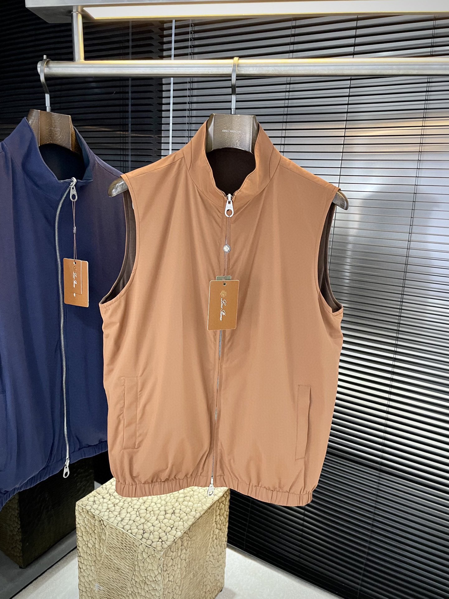 NO:648546,P LP (Nuoyou Panya) new autumn products, orders from foreign trade companies, simple style and fashionable double-sided vest, imported original high-quality polyester fiber fabric, the sag and luster are definitely refreshing, more youthful and energetic, the workmanship is neat and smooth, all the hardware accessories are supplied by customers with top accessories. At first glance, it is high-end fabrics. This fabric is custom-woven. There is nothing out there. There is nothing picky about it. This kind of vest is for regular wear and is very practical. Size  M-3XL,,loro piana,alexander wang19860909P  LP（诺悠翩雅）秋季新品 外贸公司订单 简约风格时尚双面马甲 进口原版高品质聚脂纤维面料,垂度和光泽绝对是提气,更显青春活力,车工走线整齐平整,所有五金附料都是客供带顶级配件 一看就是高档的面料 这种面料都是定织的 外面根本就没有 无任何有挑剔的地方 这样的一件马甲属于常备常穿的,实用性很强.尺码 M-3XL,,loro piana,alexander wang,Men's clothing