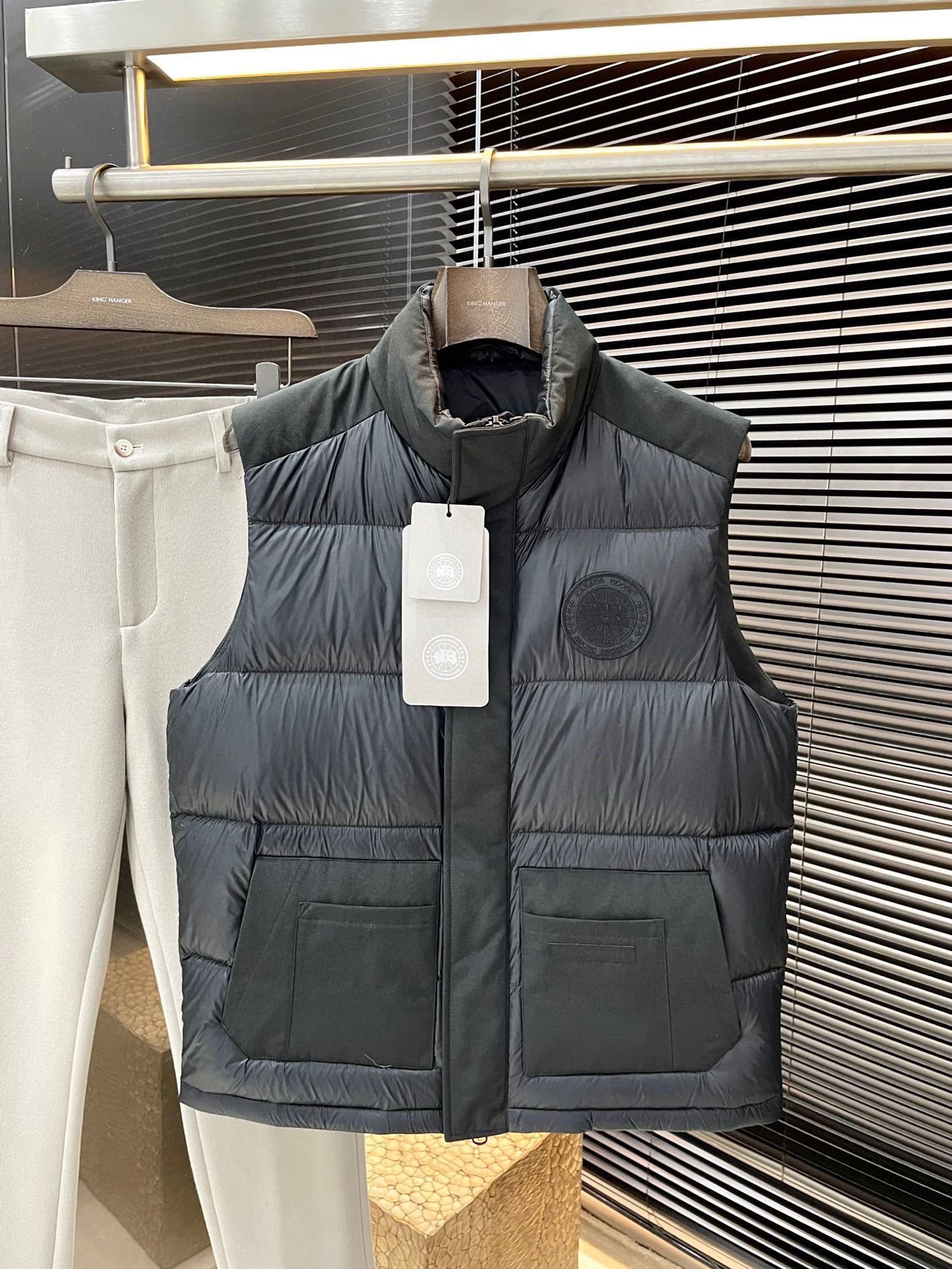 NO:648551,P Canada Goose (Canada Goose) foreign trade export orders!  The authentic products from the counter are synchronized. Simple and comfortable commuter down vest. High-end and classy, customized with the highest grade 90 white goose down and generous amount of down filling.  The fluffiness is excellent, the filling is full, it is light and does not weigh down the body, it is fashionable and simple, it is very suitable for sweaters and sweaters, and it has a high stand-up neckline that is windproof and warm. Original imported hardware button bag, original fabric, warm and stylish, zipper fly design, cold-proof and warm, every detail shows craftsmanship, three-standard accessories are complete... It is truly a work with zero error from the counter. Large products are genuine, seize the opportunity with intention. Purchasing level-recommended to keep money for yourself!  Size 48 to 56, hoodie, sweatshirts, sweaters, down jacket, alexander wang19860909P  Canada Goose（加拿大鹅）外贸出口订单！ 专柜正品同步 简洁舒适的通勤羽绒马甲.肩高端大气上档次,定制最高等90白鹅绒,充绒量杠杠的 蓬松度极好,填充物饱满,轻便不压身,时尚简约,内搭卫衣、毛衣都非常合适,高立领口防风保暖设计.原版进口五金纽扣袋,原版面料,保暖有型、拉链门襟设计,御寒保暖、处处细节显工艺,三标辅料细节齐全……真正做到与柜台0误差作品,大货就是正品,有心的把握机会吧.代购级别-推荐自留款！尺码 48一56,,hoodie,sweatshirts,sweaters,down jacket,alexander wang,Men's clothing