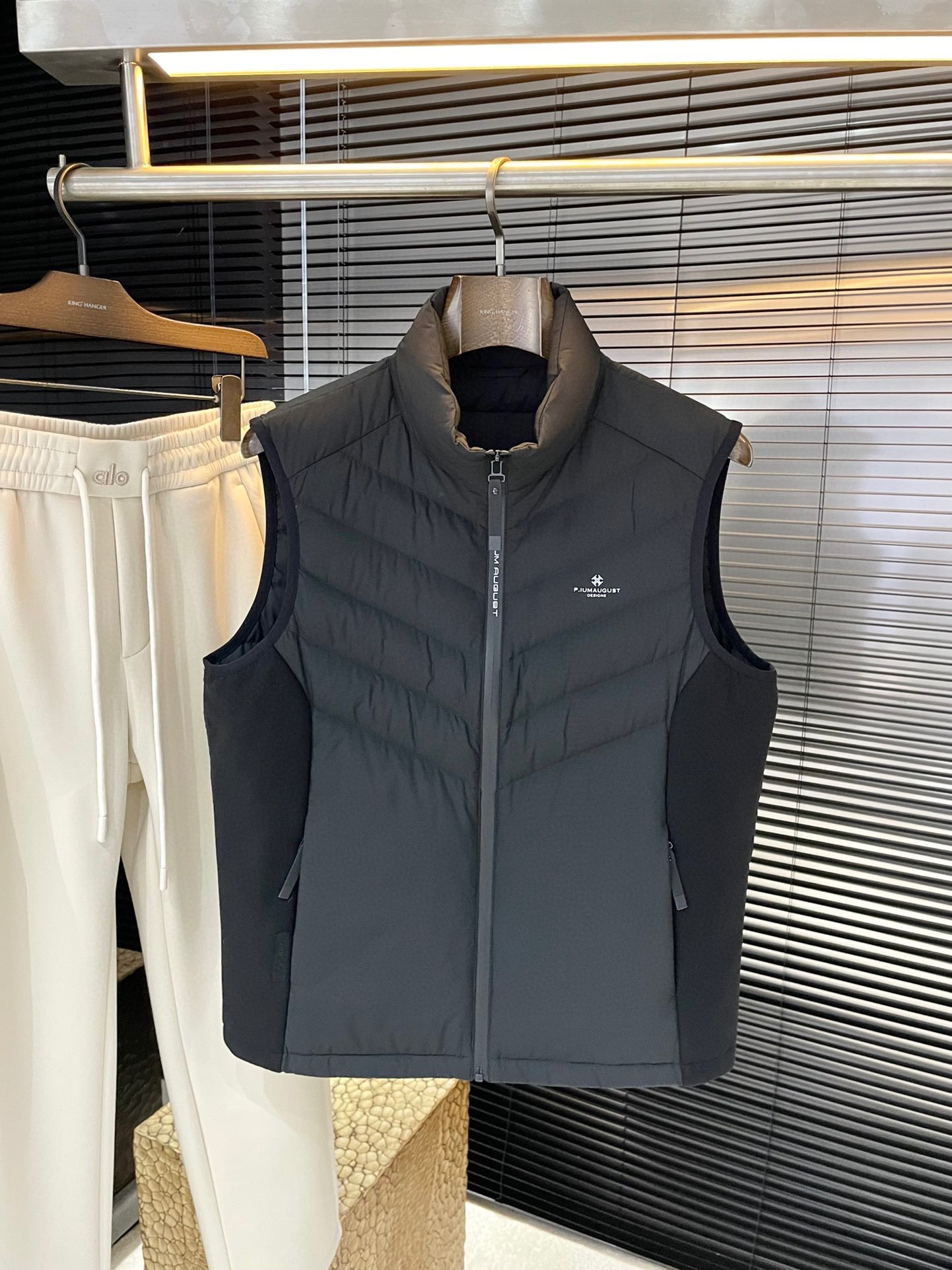 NO:648518,P EmporioArm-(EmporioArm) foreign trade export order!  The authentic products from the counter are synchronized. Simple and comfortable commuter down vest. High-end and classy, customized with the highest grade 90 white duck down and generous amount of down filling.  The fluffiness is excellent, the filling is full, it is light and does not weigh down the body, it is fashionable and simple, it is very suitable for sweaters and sweaters, and it has a high stand-up neckline that is windproof and warm. Original imported hardware button bag, original fabric, warm and stylish, zipper fly design, cold-proof and warm, every detail shows craftsmanship, three-standard accessories are complete... It is truly a work with zero error from the counter. Large products are genuine, seize the opportunity with intention. Purchasing level-recommended to keep money for yourself!  Size 48 to 56, hoodie, sweatshirts, sweaters, down jacket, alexander wang19860909P  EmporioArm-（阿玛）外贸出口订单！ 专柜正品同步 简洁舒适的通勤羽绒马甲.肩高端大气上档次,定制最高等90白鸭绒,充绒量杠杠的 蓬松度极好,填充物饱满,轻便不压身,时尚简约,内搭卫衣、毛衣都非常合适,高立领口防风保暖设计.原版进口五金纽扣袋,原版面料,保暖有型、拉链门襟设计,御寒保暖、处处细节显工艺,三标辅料细节齐全……真正做到与柜台0误差作品,大货就是正品,有心的把握机会吧.代购级别-推荐自留款！尺码 48一56,,hoodie,sweatshirts,sweaters,down jacket,alexander wang,Men's clothing