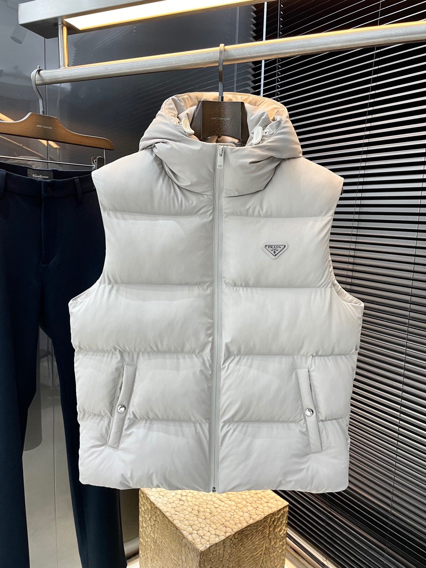 NO:648522,P PRAD (Pula) foreign trade export orders!  The authentic products from the counter are synchronized. Simple and comfortable commuter down vest. High-end and classy, customized with the highest grade 90 white duck down and generous amount of down filling.  The fluffiness is excellent, the filling is full, it is light and does not weigh down the body, it is fashionable and simple, it is very suitable for sweaters and sweaters, and it has a high stand-up neckline that is windproof and warm. Original imported hardware button bag, original fabric, warm and stylish, zipper fly design, cold-proof and warm, every detail shows craftsmanship, three-standard accessories are complete... It is truly a work with zero error from the counter. Large products are genuine, seize the opportunity with intention. Purchasing level-recommended to keep money for yourself!  Size 48 to 56, prada, prada, hoodie, sweatshirts, sweaters, down jacket, alexander wang19860909P  PRAD（普拉）外贸出口订单！ 专柜正品同步 简洁舒适的通勤羽绒马甲.肩高端大气上档次,定制最高等90白鸭绒,充绒量杠杠的 蓬松度极好,填充物饱满,轻便不压身,时尚简约,内搭卫衣、毛衣都非常合适,高立领口防风保暖设计.原版进口五金纽扣袋,原版面料,保暖有型、拉链门襟设计,御寒保暖、处处细节显工艺,三标辅料细节齐全……真正做到与柜台0误差作品,大货就是正品,有心的把握机会吧.代购级别-推荐自留款！尺码 48一56,,prada,prada,hoodie,sweatshirts,sweaters,down jacket,alexander wang,Men's clothing