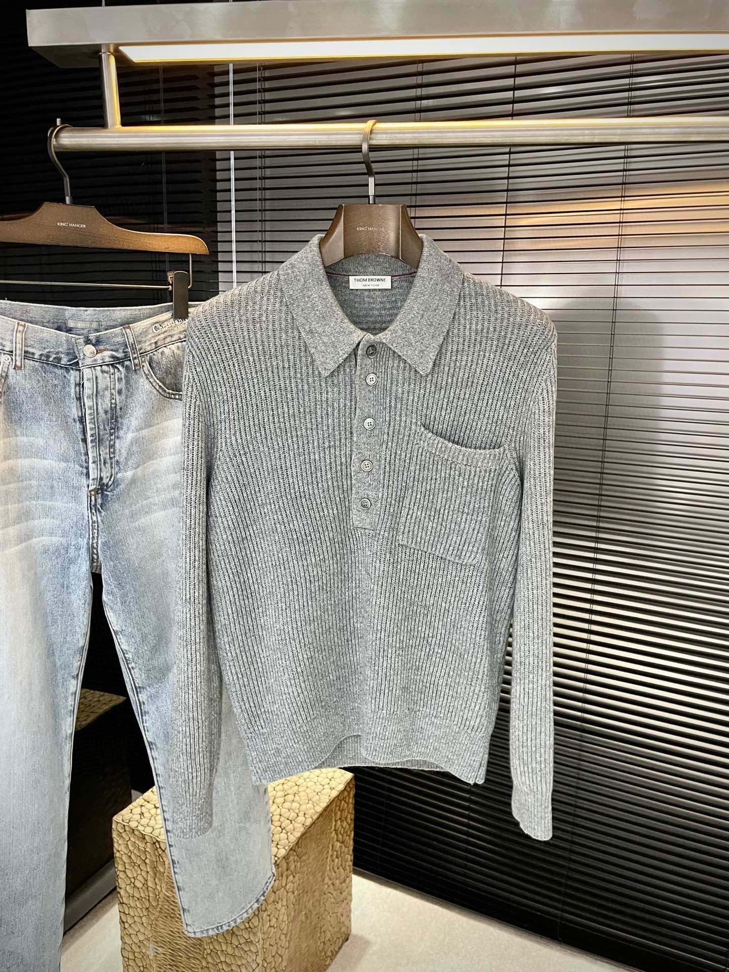 NO:648526,P Thom Brwn's new autumn and winter sweaters. This year's latest fabric is made of imported first-class wool acrylic fabric. It is simple, elegant and easy to match. The matching is personalized and fashionable, which means you don't have to think about what to wear for too long when you wake up in the morning. You can never go wrong with simple casual wear. It is full of fashion when you wear it with multiple layers!  Size M to XXXL,,sweaters,alexander wang19860909P  Thom Brwn（汤姆） 秋冬季新品毛衣,今年最新面料采用进口一等品羊毛腈纶面料,简单大方易搭配 搭配个性时尚,就是你早上起来不用思考太久要穿什么.而简单休闲永远不会出错.穿出多层次感潮犯十足！尺码 M一XXXL,,sweaters,alexander wang,Men's clothing