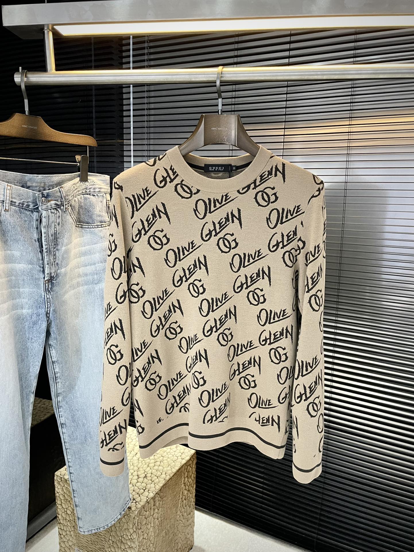 NO:648530,P Gucc (Gujia) new autumn and winter sweaters. This year’s latest fabric is imported first-class sheep wool fabric. It is simple, elegant and easy to match. The combination is personalized and fashionable, which means you don’t have to think for too long about what to wear when you wake up in the morning. You can never go wrong with simple casual wear. It is full of fashion when worn with multiple layers!  Size 50-56,,gucci,gucci,sweaters,alexander wang19860909P  Gucc（古家）秋冬季新品毛衣,今年最新面料采用进口一等品绵羊毛面料,简单大方易搭配 搭配个性时尚,就是你早上起来不用思考太久要穿什么.而简单休闲永远不会出错.穿出多层次感潮犯十足！尺码 50-56,,gucci,gucci,sweaters,alexander wang,Men's clothing