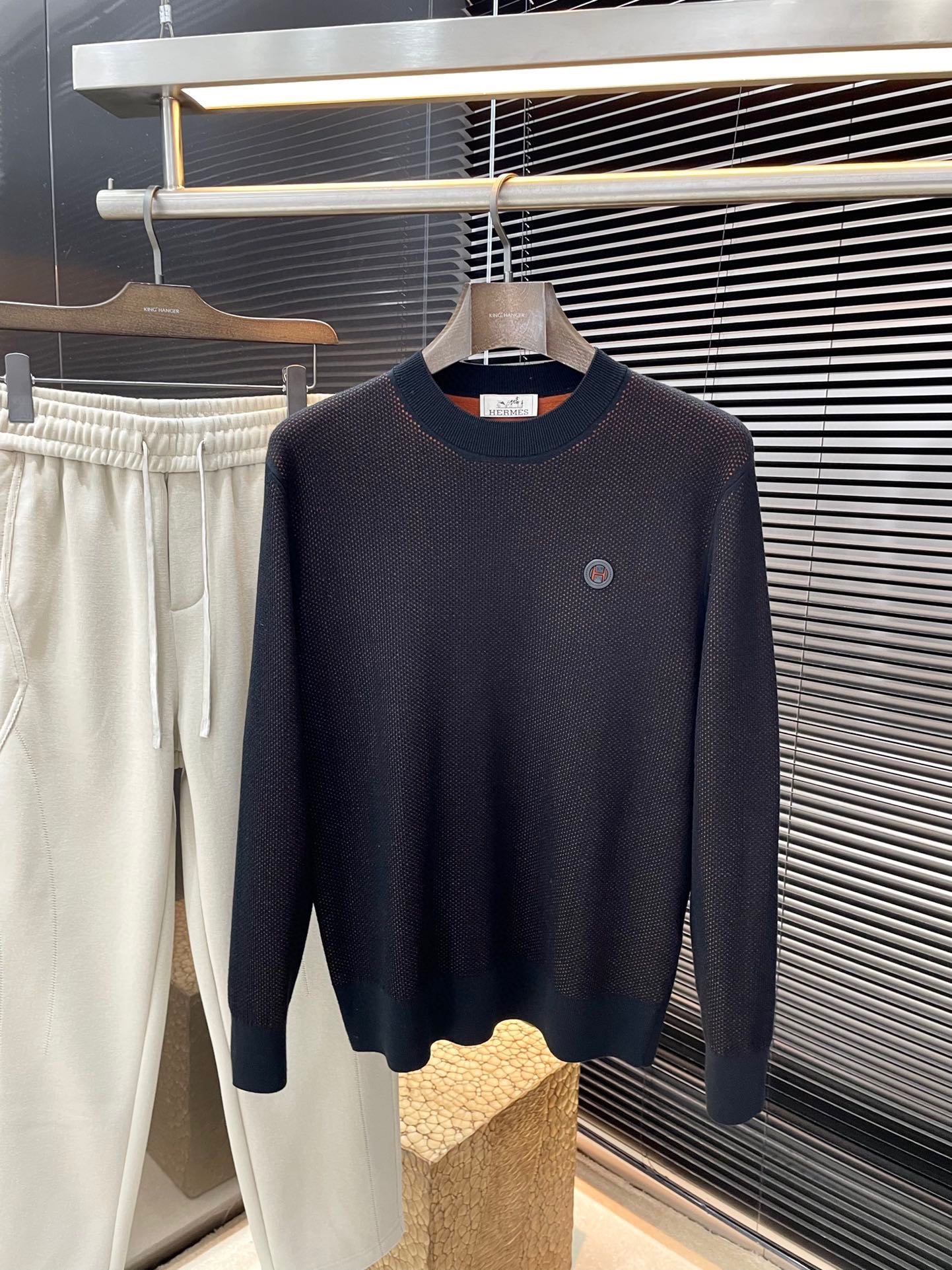 NO:648534,P HERME (爱马) new autumn style, the latest sweatshirts at the counter. The original version is casual and versatile, with a casual and lazy style. Customized original viscose fabric, which is extremely comfortable. High-end atmosphere, does it have the taste of autumn, the first choice. Size M-3XL Purchasing level...,, hermes, hermes, hoodie, sweatshirts, alexander wang19860909P  HERME（爱马）秋季新款,专柜最新卫衣 原版版型上身休闲百搭、随性慵懒范,定制原版粘纤面料,舒适感爆棚.高端大气,秋天的味道有没有,首选 .码数 M-3XL 代购级别……,,hermes,hermes,hoodie,sweatshirts,alexander wang,Men's clothing