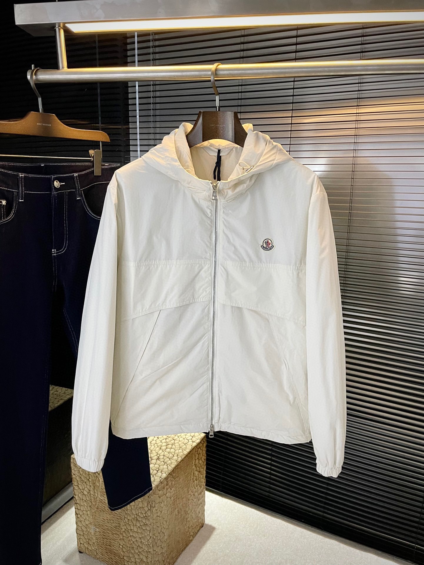 NO:648537,P Monch is highly recommended!  New autumn and winter products are on sale simultaneously on the official website. Simple and elegant thin cotton jacket. Imported original high-quality polyester fiber fabric. The drape and luster are definitely refreshing. The placket design is more youthful and energetic. The workmanship is neat and smooth. All hardware accessories are supplied by customers and have top logo accessories. At first glance, they are high-end fabrics. These fabrics are custom-woven. They are good products from regular manufacturers and there is nothing picky about them. This kind of jacket is for regular wear and is very practical. Size 1 2  3 4,,Moncler,jackets & coats,jackets & coats,alexander wang19860909P Monch（蒙口）重磅推荐！秋冬新品 官网同步发售 简约大方薄棉夹克 进口原版高品质聚脂纤维面料,垂度和光泽绝对是提气,门襟设计 更显青春活力,车工走线整齐平整,所有五金附料都是客供带logo顶级配件 一看就是高档的面料 这种面料都是定织的 正规大厂途径出来的好货,无任何有挑剔的地方 这样的一件外套属于常备常穿的,实用性很强.尺码 1 2 3 4,,Moncler,jackets & coats,jackets & coats,alexander wang,Men's clothing