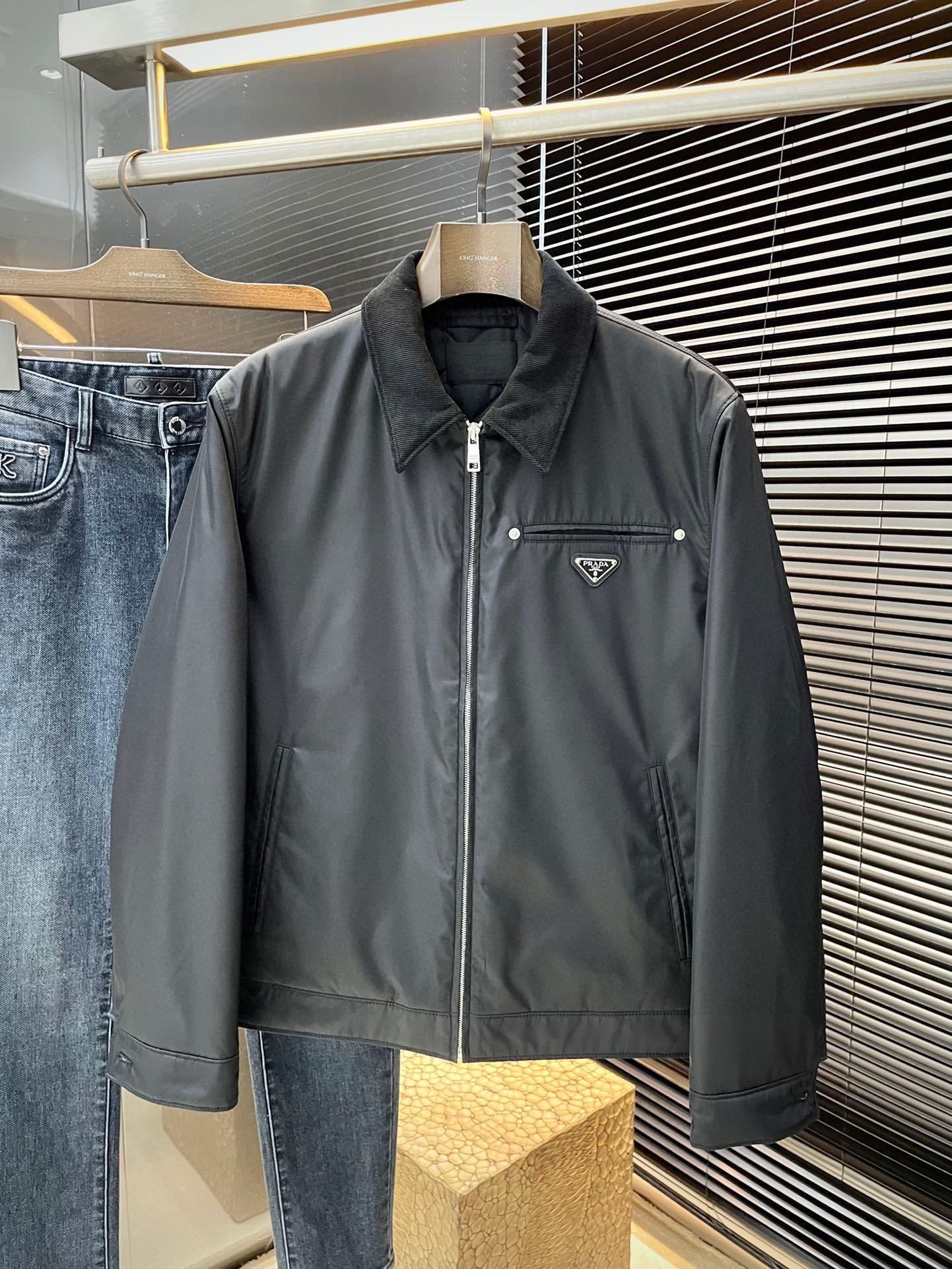 NO:648547,P PRAD is highly recommended!  New products for autumn and winter. Simple and elegant cotton jacket. Imported original high-quality polyester fiber fabric. The drape and luster are definitely refreshing. The simple design makes the style more youthful and energetic. The workmanship is neat and smooth. All hardware accessories are supplied by customers and have top accessories with logo. At first glance, it is high-end fabrics. This fabric is custom-woven. It is a good product from a regular factory. There is nothing picky about it. This kind of jacket is for regular wear and is very practical. Size  M-3XL,,prada,prada,jackets & coats,jackets & coats,alexander wang19860909P  PRAD（普拉）重磅推荐！秋冬季新品 简约大方棉服夹克 进口原版高品质聚脂纤维面料,垂度和光泽绝对是提气,简约设计 款式更显青春活力,车工走线整齐平整,所有五金附料都是客供带logo顶级配件 一看就是高档的面料 这种面料都是定织的 正规大厂途径出来的好货,无任何有挑剔的地方 这样的一件外套属于常备常穿的,实用性很强.尺码 M-3XL,,prada,prada,jackets & coats,jackets & coats,alexander wang,Men's clothing