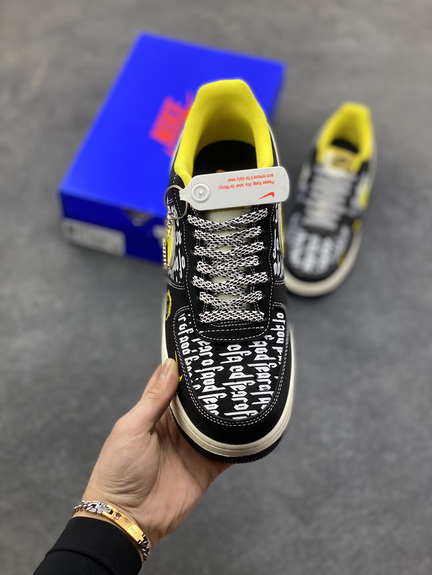 图片[2]-NIke Air Force 1 ‘07 Low “FOG联名——黄勾鬼脸”空军一号 低帮 运动鞋 休闲鞋 折边针车 工艺难度大 原楦头原纸板 原装鞋盒 定制五金配件 内置全掌气垫 原厂鞋底 货号：SY1388-012 尺码：36 36.5 37.5 38 38.5 39 40 40.5 41 42 42.5 43 44 44.5 45-选品中心