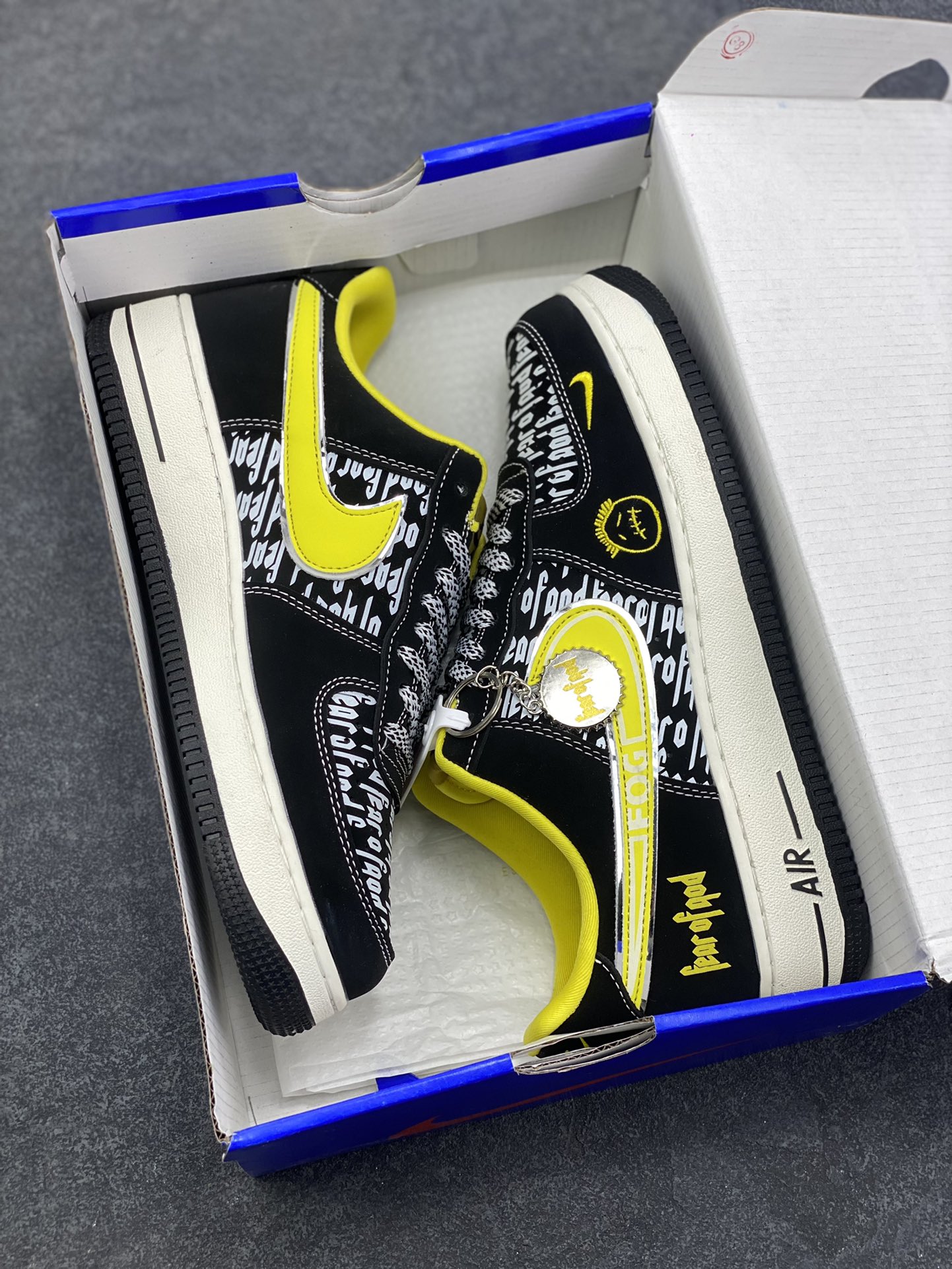 图片[9]-NIke Air Force 1 ‘07 Low “FOG联名——黄勾鬼脸”空军一号 低帮 运动鞋 休闲鞋 折边针车 工艺难度大 原楦头原纸板 原装鞋盒 定制五金配件 内置全掌气垫 原厂鞋底 货号：SY1388-012 尺码：36 36.5 37.5 38 38.5 39 40 40.5 41 42 42.5 43 44 44.5 45-选品中心