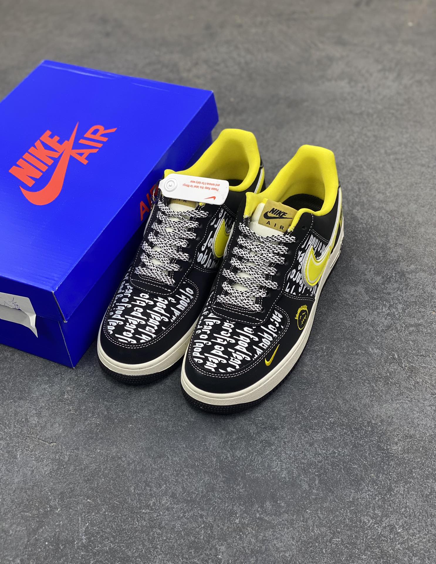 图片[8]-NIke Air Force 1 ‘07 Low “FOG联名——黄勾鬼脸”空军一号 低帮 运动鞋 休闲鞋 折边针车 工艺难度大 原楦头原纸板 原装鞋盒 定制五金配件 内置全掌气垫 原厂鞋底 货号：SY1388-012 尺码：36 36.5 37.5 38 38.5 39 40 40.5 41 42 42.5 43 44 44.5 45-选品中心