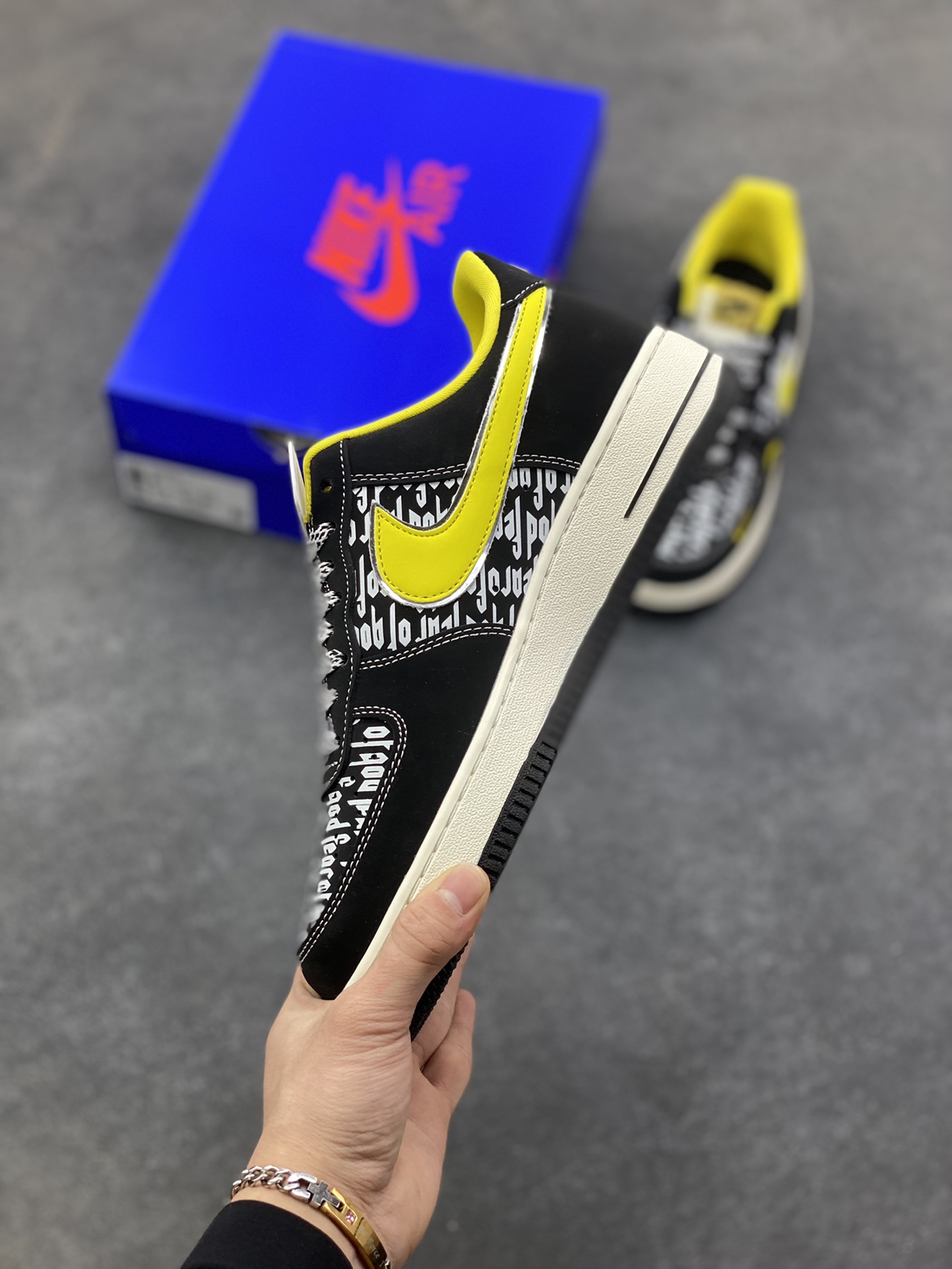 图片[3]-NIke Air Force 1 ‘07 Low “FOG联名——黄勾鬼脸”空军一号 低帮 运动鞋 休闲鞋 折边针车 工艺难度大 原楦头原纸板 原装鞋盒 定制五金配件 内置全掌气垫 原厂鞋底 货号：SY1388-012 尺码：36 36.5 37.5 38 38.5 39 40 40.5 41 42 42.5 43 44 44.5 45-选品中心