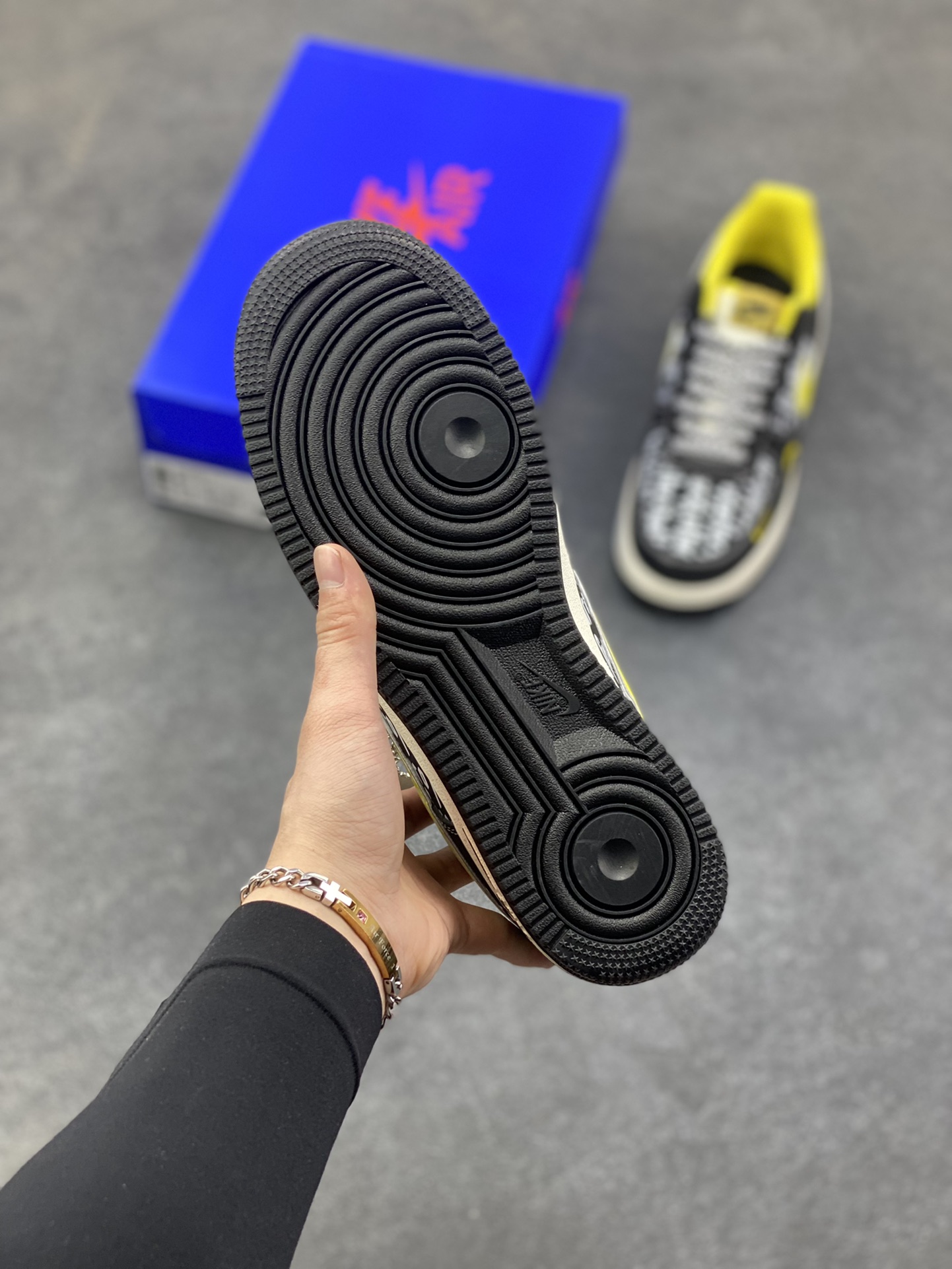 图片[5]-NIke Air Force 1 ‘07 Low “FOG联名——黄勾鬼脸”空军一号 低帮 运动鞋 休闲鞋 折边针车 工艺难度大 原楦头原纸板 原装鞋盒 定制五金配件 内置全掌气垫 原厂鞋底 货号：SY1388-012 尺码：36 36.5 37.5 38 38.5 39 40 40.5 41 42 42.5 43 44 44.5 45-选品中心