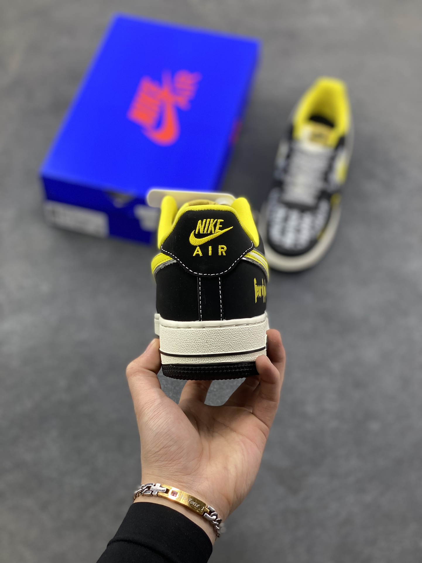 图片[4]-NIke Air Force 1 ‘07 Low “FOG联名——黄勾鬼脸”空军一号 低帮 运动鞋 休闲鞋 折边针车 工艺难度大 原楦头原纸板 原装鞋盒 定制五金配件 内置全掌气垫 原厂鞋底 货号：SY1388-012 尺码：36 36.5 37.5 38 38.5 39 40 40.5 41 42 42.5 43 44 44.5 45-选品中心