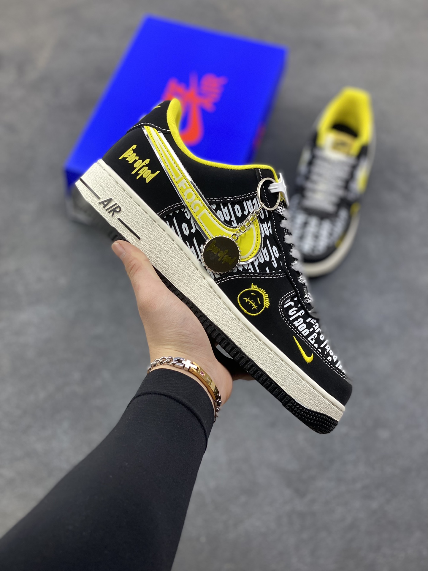 NIke Air Force 1 ‘07 Low “FOG联名——黄勾鬼脸”空军一号 低帮 运动鞋 休闲鞋 折边针车 工艺难度大 原楦头原纸板 原装鞋盒 定制五金配件 内置全掌气垫 原厂鞋底 货号：SY1388-012 尺码：36 36.5 37.5 38 38.5 39 40 40.5 41 42 42.5 43 44 44.5 45-选品中心