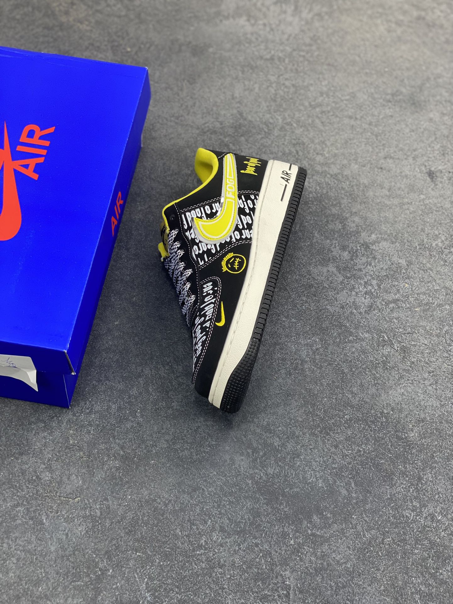 图片[7]-NIke Air Force 1 ‘07 Low “FOG联名——黄勾鬼脸”空军一号 低帮 运动鞋 休闲鞋 折边针车 工艺难度大 原楦头原纸板 原装鞋盒 定制五金配件 内置全掌气垫 原厂鞋底 货号：SY1388-012 尺码：36 36.5 37.5 38 38.5 39 40 40.5 41 42 42.5 43 44 44.5 45-选品中心