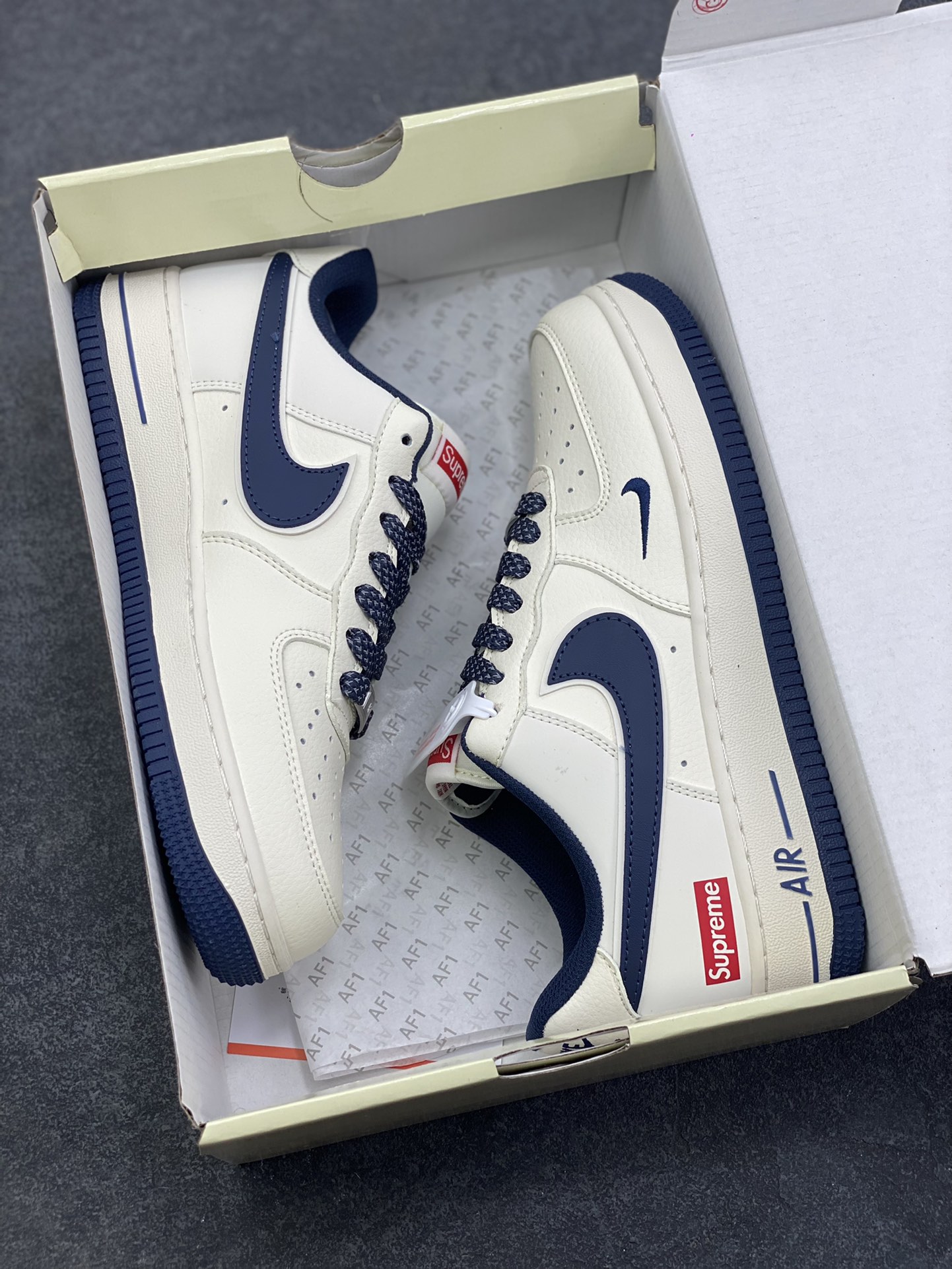 图片[9]-NIke Air Force 1 ‘07 Low “Supreme-午夜蓝”空军一号 低帮 运动鞋 休闲鞋 折边针车 工艺难度大 原楦头原纸板 原装鞋盒 定制五金配件 内置全掌气垫 原厂鞋底 货号：JP8028-061 尺码：36 36.5 37.5 38 38.5 39 40 40.5 41 42 42.5 43 44 44.5 45-选品中心